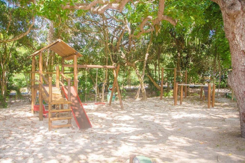 Apartamento Amplo Com Varanda Aconchegante - 10 Min A Pe Da Vila De Praia Do Forte Apartamento